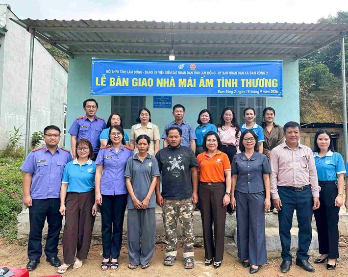 Hội LHPN tỉnh và Viện Kiểm sát nhân dân tỉnh bàn giao “Mái ấm tình thương” cho gia đình bà K’Gen. Ảnh: Đức Thiệm