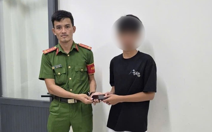 Công an xã Phan Rí Cửa trao trả điện thoại cho người dân đánh rơi. Ảnh: Công an cung cấp (tháng 10.2026).