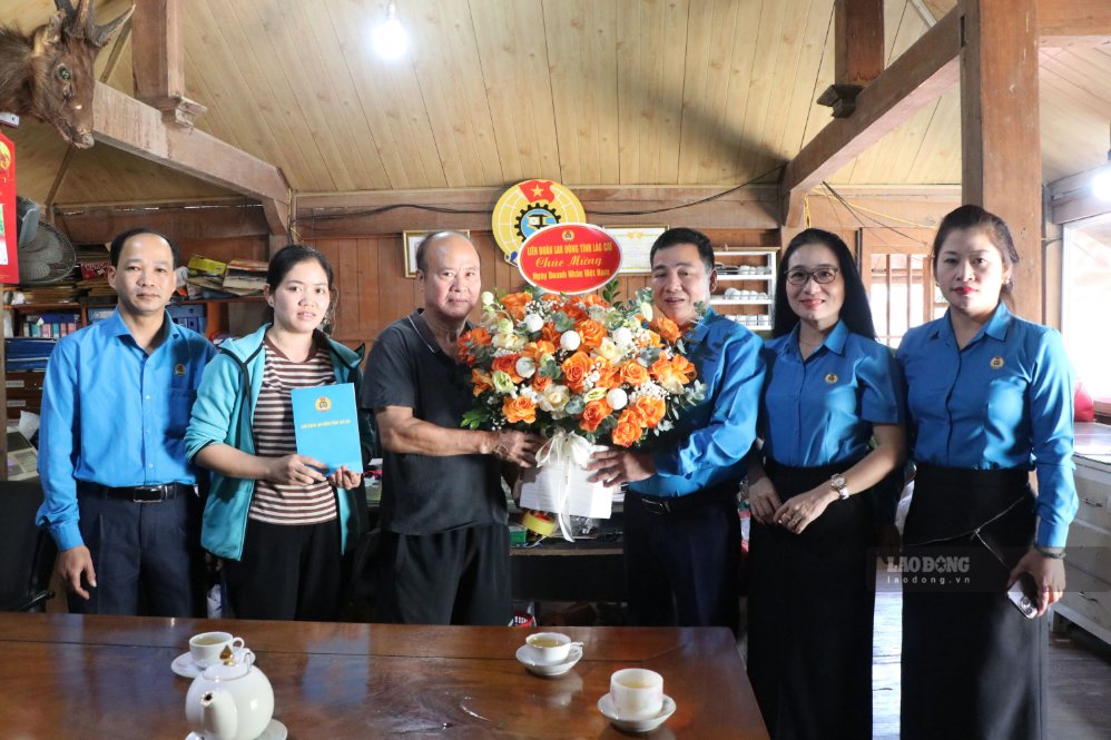 Ông Phan Huy Cường – Phó Chủ tịch LĐLĐ tỉnh Lào Cai và đoàn công tác tặng quà các doanh nghiệp. Ảnh: Mạnh Hùng