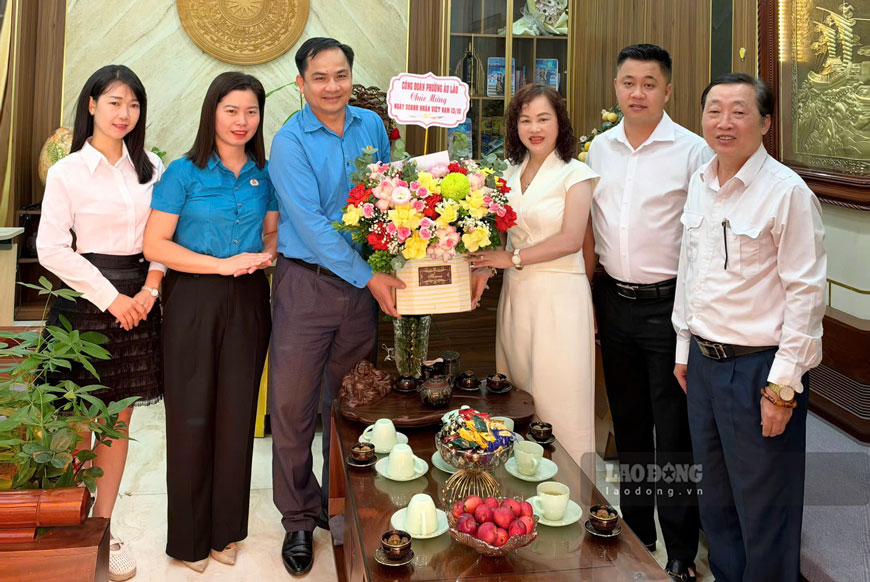 Công đoàn Lào Cai thăm, chúc mừng doanh nghiệp nhân ngày 13.10