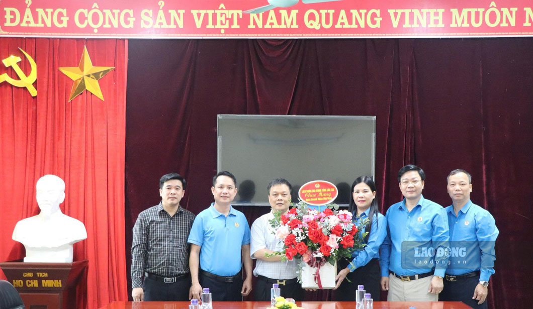 Bà Nguyễn Thị Bích Nhiệm – Phó Chủ tịch Ủy ban MTTQ Việt Nam tỉnh, Chủ tịch LĐLĐ tỉnh Lào Cai tặng quà các doanh nghiệp. Ảnh: Mạnh Hùng