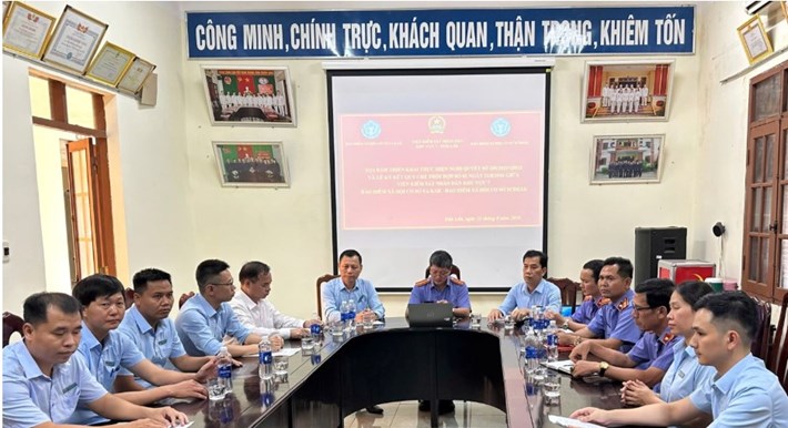 VKSND khu vực 7 và Bảo hiểm xã hội cơ sở Ea Kar, Bảo hiểm xã hội cơ sở M’Đrắk ký kết Quy chế phối hợp bảo vệ quyền lợi người lao động. Ảnh: VKSND khu vực 7
