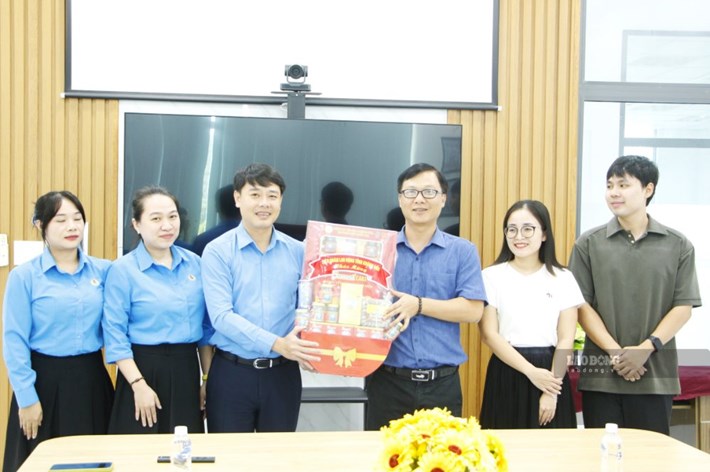 Nhân Ngày Doanh nhân Việt Nam, ông Bùi Hoài Nam - Phó Chủ tịch Ủy ban MTTQ Việt Nam tỉnh, Chủ tịch LĐLĐ tỉnh Khánh Hòa thăm hỏi, chúc mừng doanh nghiệp tại KCN Du Long. Ảnh: Phương Linh