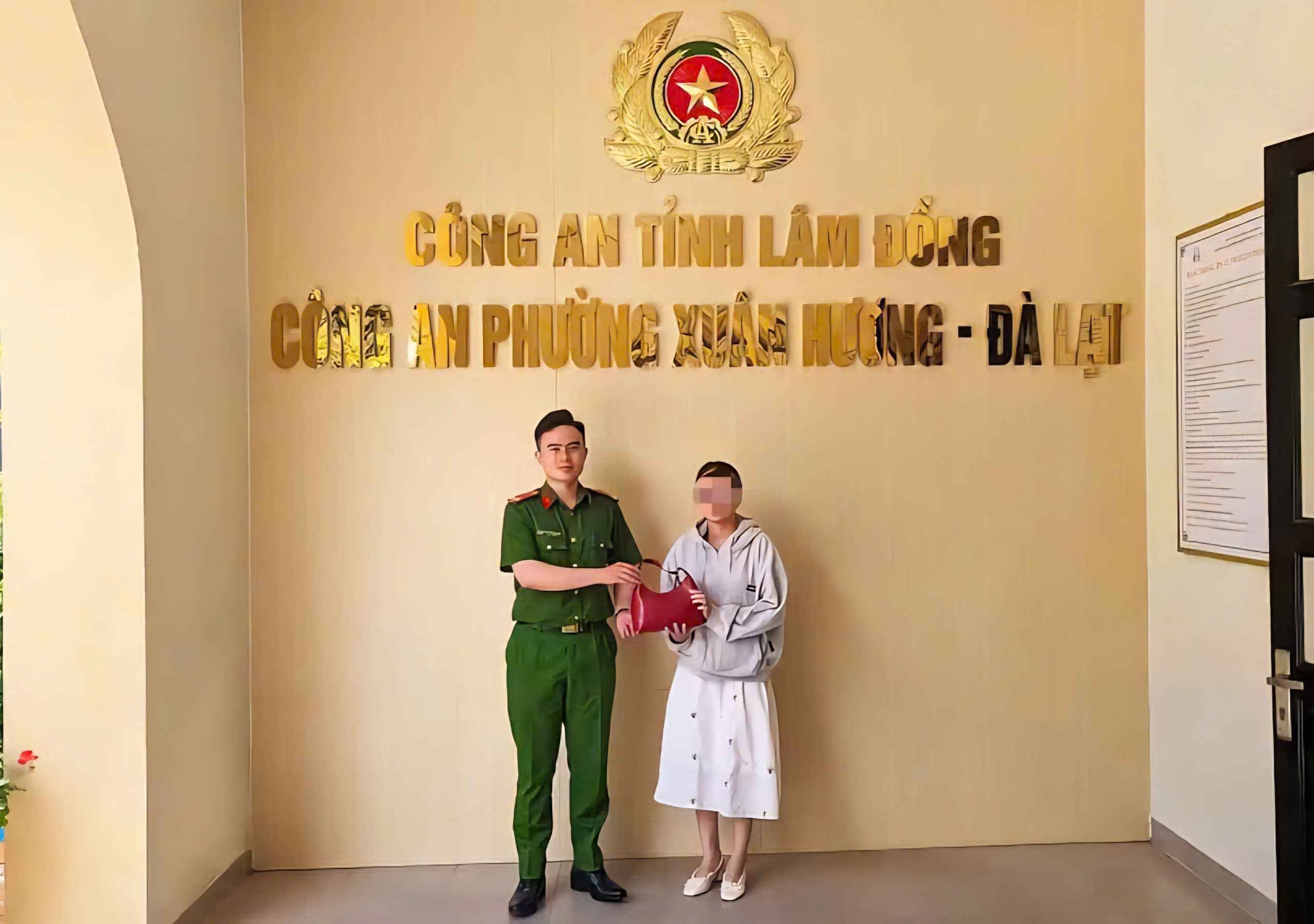 Nhặt được túi xách có tiền và giấy tờ, người dân Đà Lạt nhờ công an tìm trả chủ nhân