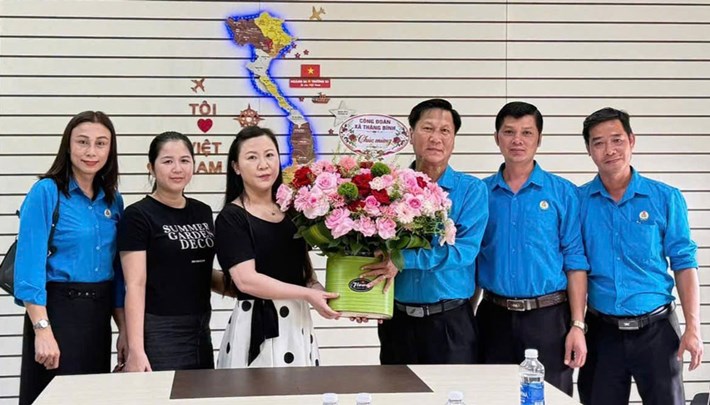 Công đoàn xã Thăng Bình, Đà Nẵng thăm, tặng quà các doanh nghiệp tiêu biểu nhân kỷ niệm 22 năm Ngày Doanh nhân Việt Nam. Ảnh: Công đoàn Thăng Bình
