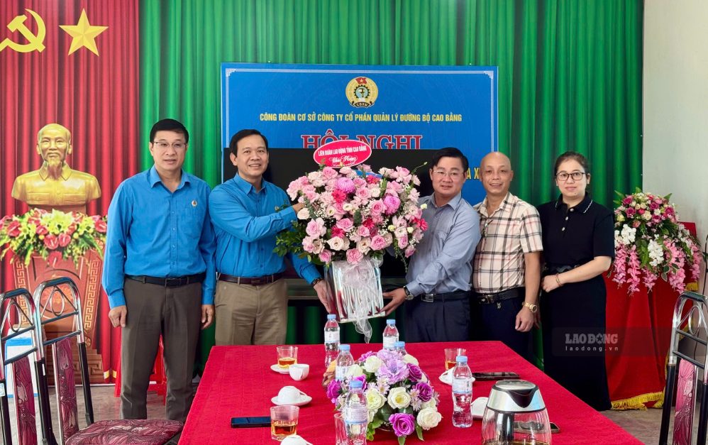 Công đoàn Cao Bằng thăm, chúc mừng doanh nghiệp nhân ngày 13.10