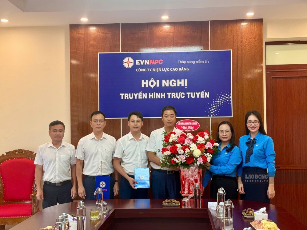 bà Hoàng Thị Lam - Phó Chủ tịch Liên đoàn Lao động tỉnh, cùng lãnh đạo, chuyên viên cơ quan công đoàn.