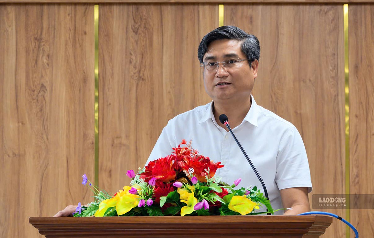 Ông Nguyễn Thanh Tùng - Tỉnh ủy viên, Phó Chủ tịch UBMTTQ Việt Nam tỉnh, Chủ tịch Hội Nông dân tỉnh phát biểu tại hội nghị ngày 12.10. Ảnh: Huỳnh Du  