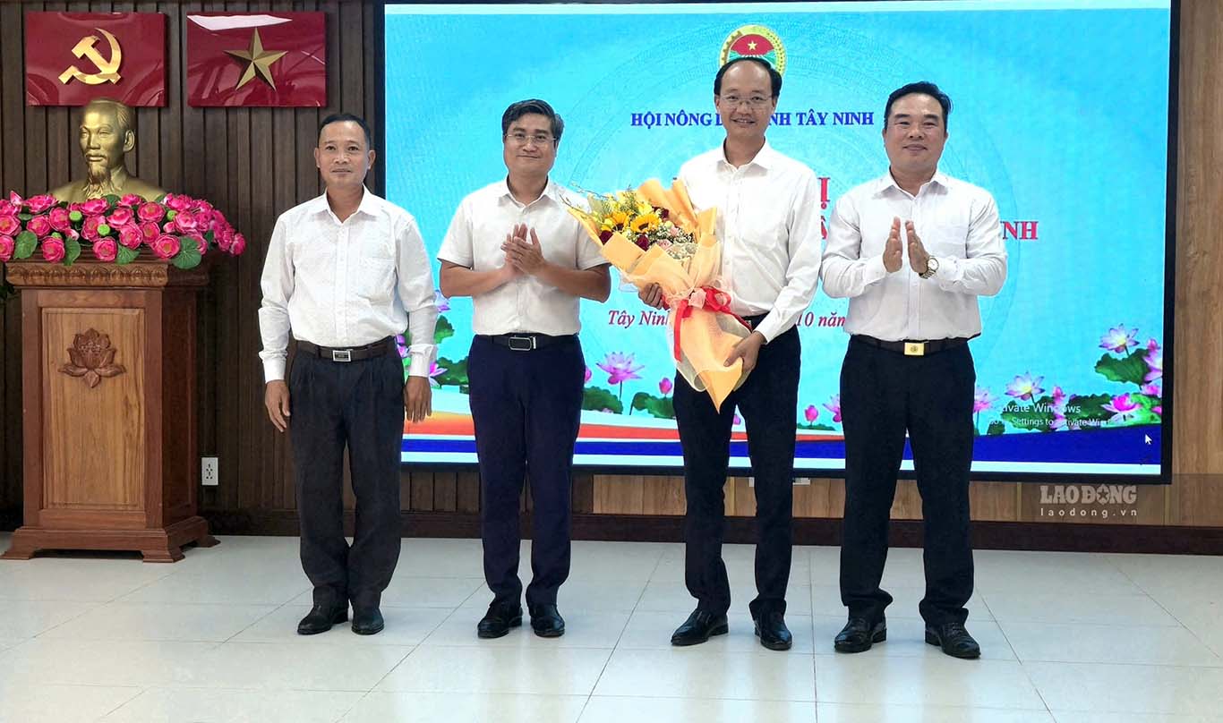 Ông Võ Minh Quốc nhận hoa chúc mừng của lãnh đạo Ban Tổ chức Tỉnh ủy  và Hội Nông dân tỉnh Tây Ninh ngày 12.10. Ảnh: Huỳnh Du