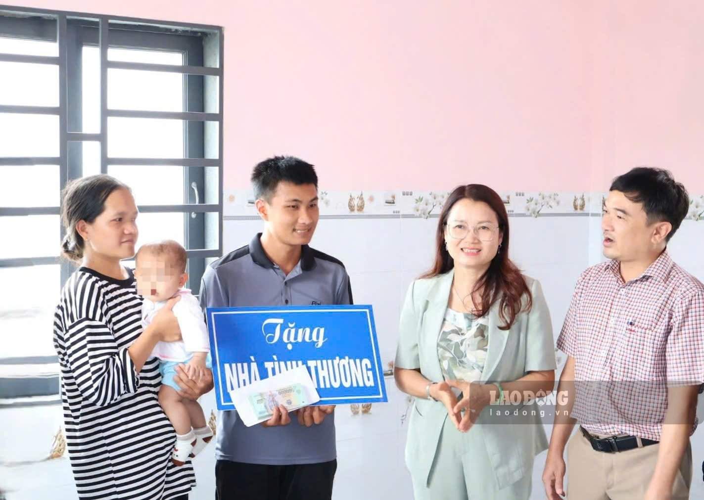 Lãnh đạo xã Bảo Lâm 5 trao tặng nhà tình thương cho hộ khó khăn trên địa bàn. Ảnh: Phúc Khánh (chụp tháng 7.2026) 
