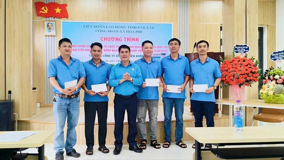 Công đoàn xã ở Đắk Lắk trao 50 suất quà cho người lao động khó khăn