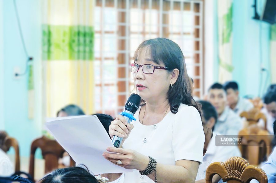 Bà Trần Thị Liên - Hiệu trưởng Trường Mầm non Tam Xuân, TP Đà Nẵng kiến nghị về tuổi nghỉ hưu của giáo viên mầm non tại buổi tiếp xúc cử tri 12.10. Ảnh: Nguyễn Hoàng