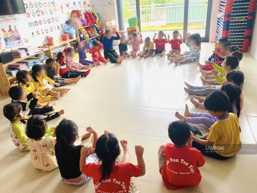 Nghề giáo viên mầm non đòi hỏi sức khỏe, sự bền bỉ và trách nhiệm cao trong chăm sóc, nuôi dạy trẻ. Ảnh: Nguyễn Hoàng
