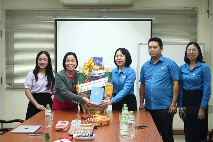 Ngày 12.10, Liên đoàn Lao động thành phố Đà Nẵng trao quà, thăm hỏi và động viên doanh nghiệp nhân Ngày Doanh nhân Việt Nam 13.10. Ảnh: Thanh Huyền