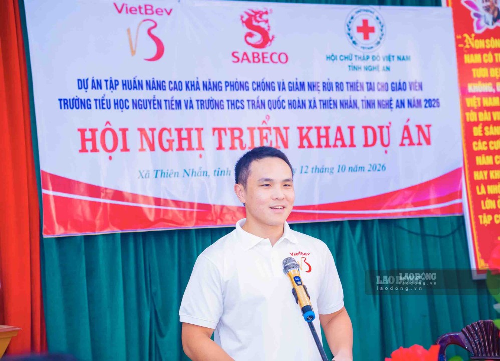 Đại diện đơn vị tài trợ phát biểu tại hội nghị triển khai dự án tập huấn phòng chống thiên tai cho giáo viên hai trường học ở Nghệ An. Ảnh: Duy Chương (12.10).