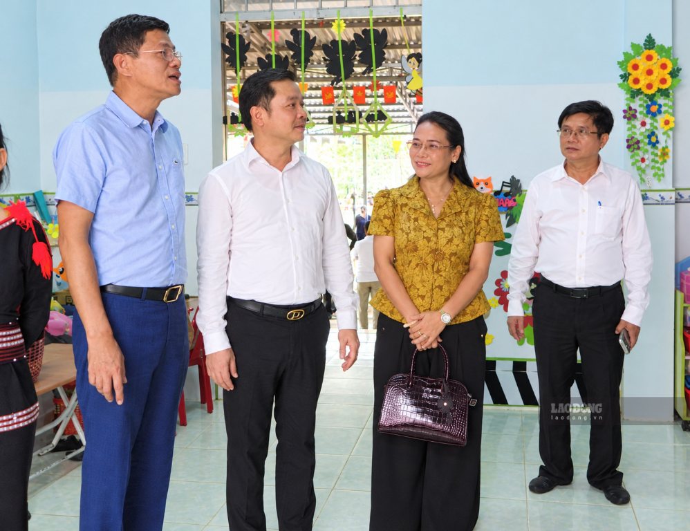 Các đại biểu tham quan cơ sở vật chất của trường. Ảnh: Bảo Trung
