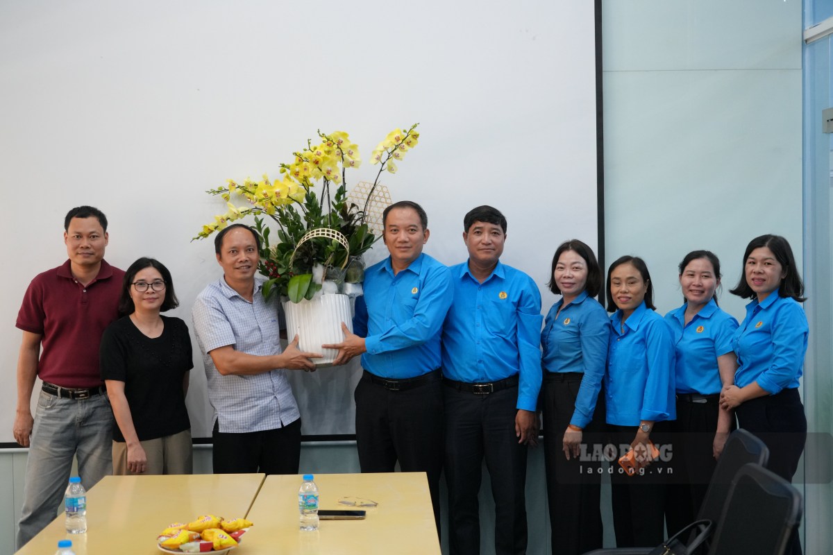 Công đoàn TPHCM thăm động viên doanh nghiệp ở khu vực phía Đông dịp 13.10