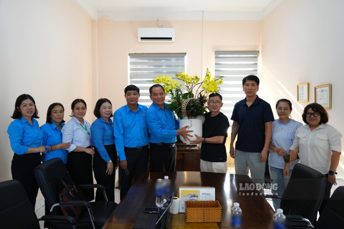 Công đoàn TPHCM thăm chúc mừng tại Công ty TNHH MTV Chun IL Vina chiều 12.10. Ảnh: Thành An