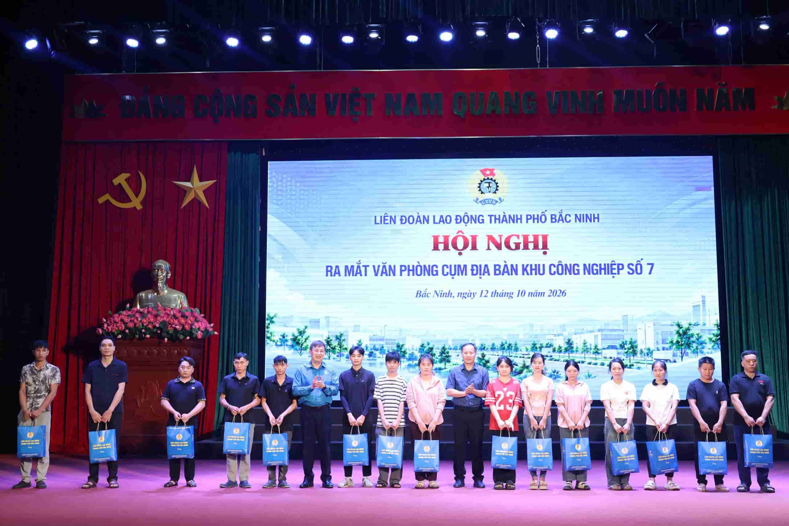 Tại chương trình, Liên đoàn Lao động thành phố Bắc Ninh trao 100 suất quà cho đoàn viên, người lao động trên địa bàn. Ảnh: Quyết Chiến.