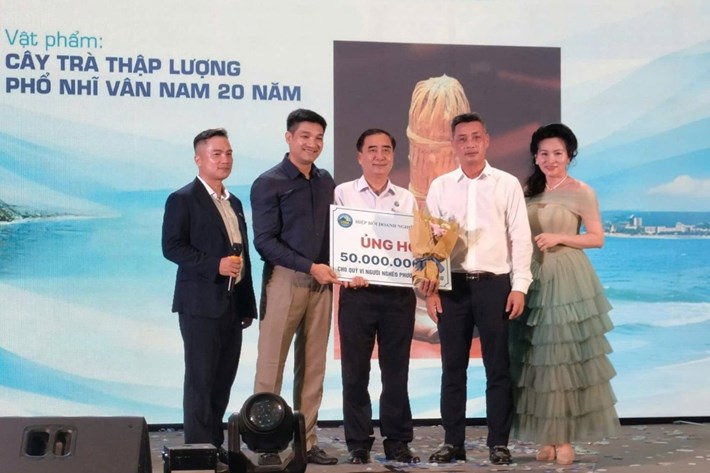 Trao ủng hộ quỹ Vì người nghèo phường Vũng Tàu tối 11.10. Ảnh: MTTQ phường Vũng Tàu