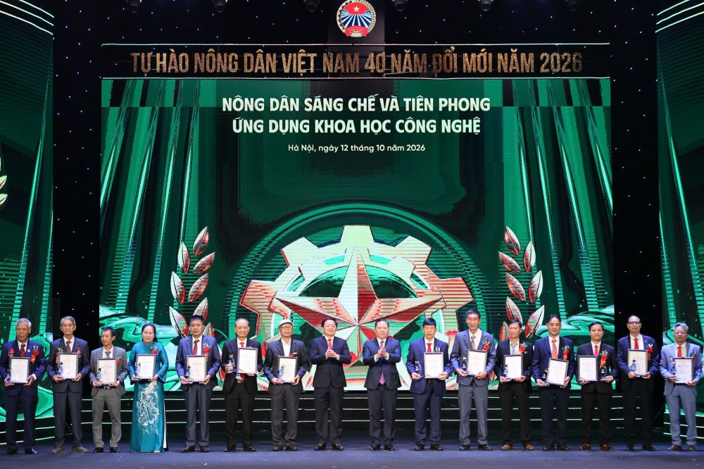 Phó Thủ tướng Hồ Quốc Dũng và ông Nguyễn Phi Long, Ủy viên Trung ương Đảng, Phó Bí thư Thường trực Đảng ủy MTTQ, các đoàn thể Trung ương; Phó Chủ tịch Ủy ban Trung ương MTTQ Việt Nam trao danh hiệu cho nông dân sáng chế và tiên phong ứng dụng công nghệ. Ảnh: Phạm Hưng