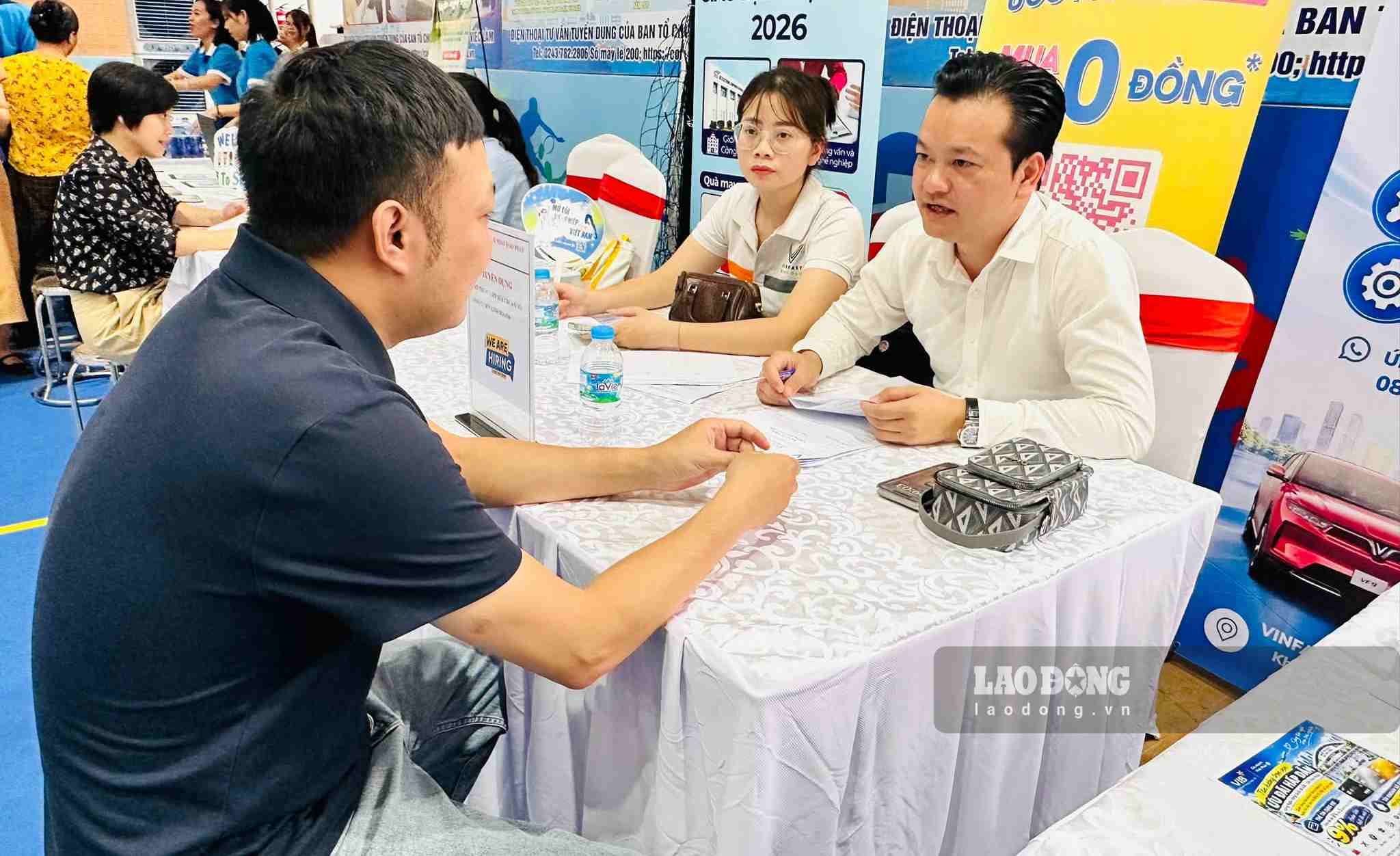Người lao động được tư vấn về việc làm tại phiên giao dịch việc làm. Ảnh: Hương Nha 