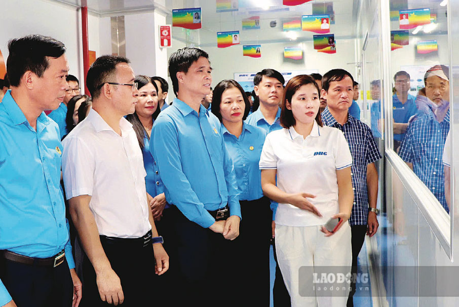 Phó Chủ tịch Thường trực Tổng LĐLĐ Việt Nam Ngọ Duy Hiểu (thứ ba, từ trái sang) cùng các đại biểu trong Chương trình làm việc đoàn đại biểu học viên lớp tập huấn cán bộ công đoàn chủ chốt năm 2026 thăm, làm việc tại Công ty TNHH DBG Technology Việt Nam (Khu công nghiệp Yên Bình, phường Phổ Yên).   Ảnh: THU HUỆ