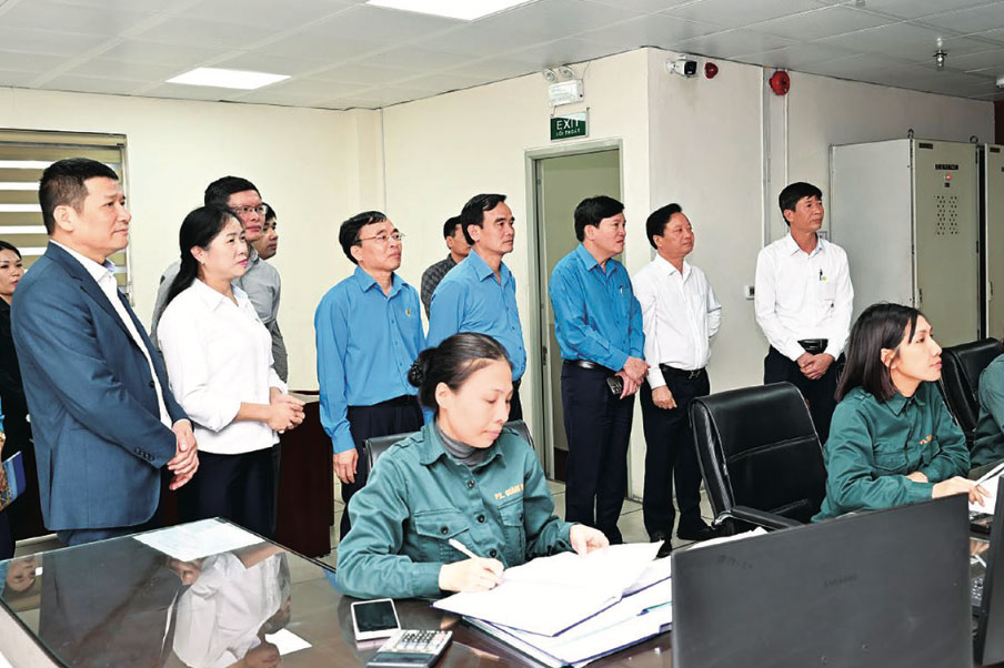 Phó Chủ tịch Tổng LĐLĐ Việt Nam Nguyễn Xuân Hùng (thứ ba, từ phải sang) trực tiếp thăm CNLĐ làm việc tại Trạm ES2 - Phân xưởng Kho bến (Công ty Tuyển than Cửa Ông).  Ảnh: CĐ TKV