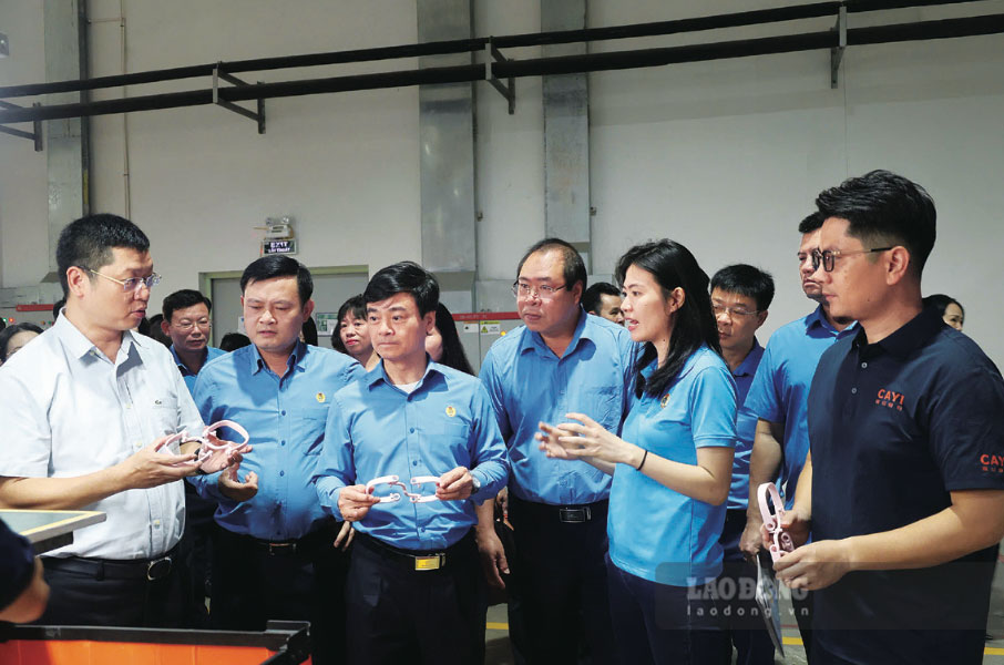Phó Chủ tịch Tổng LĐLĐ Việt Nam Lê Văn Nghĩa (thứ ba, từ trái sang) thăm xưởng sản xuất tại Công ty Trách nhiệm Hữu hạn Cayi Technology Việt Nam (Công ty Cayi Technology).   Ảnh: QUYẾT CHIẾN