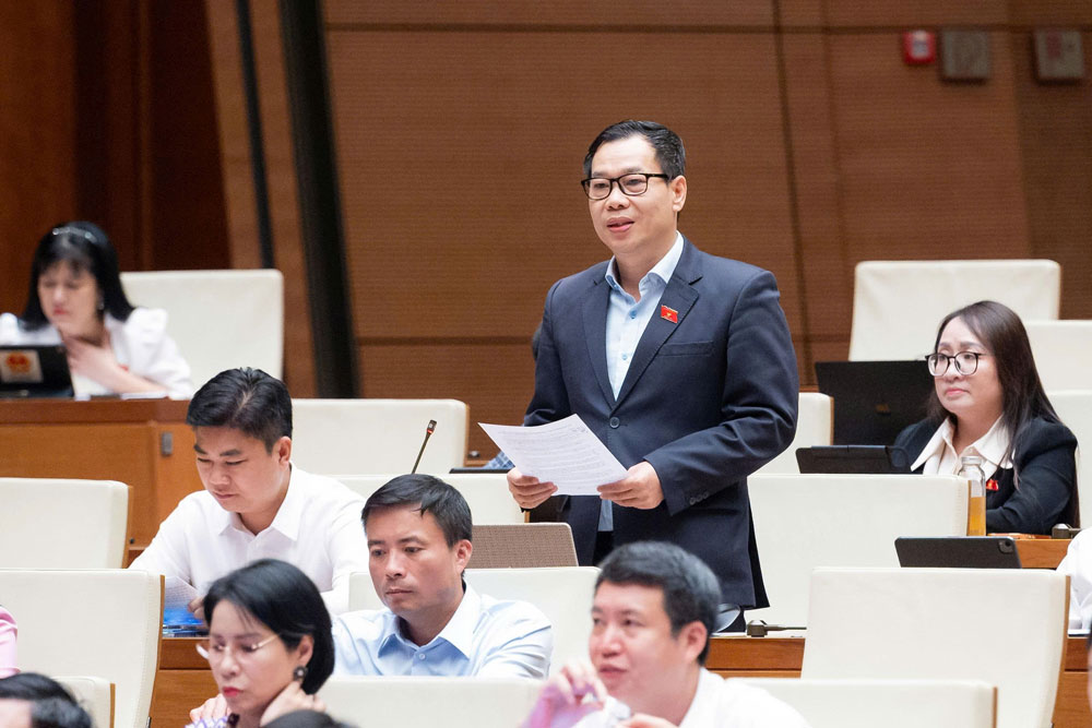 Phó Chủ nhiệm Ủy ban Khoa học, Công nghệ và Môi trường Đỗ Đức Hồng Hà phát biểu ở hội trường của Kỳ họp không thường lệ thứ Nhất, Quốc hội khóa XVI, tháng 8.2026. Ảnh: Quochoi.vn