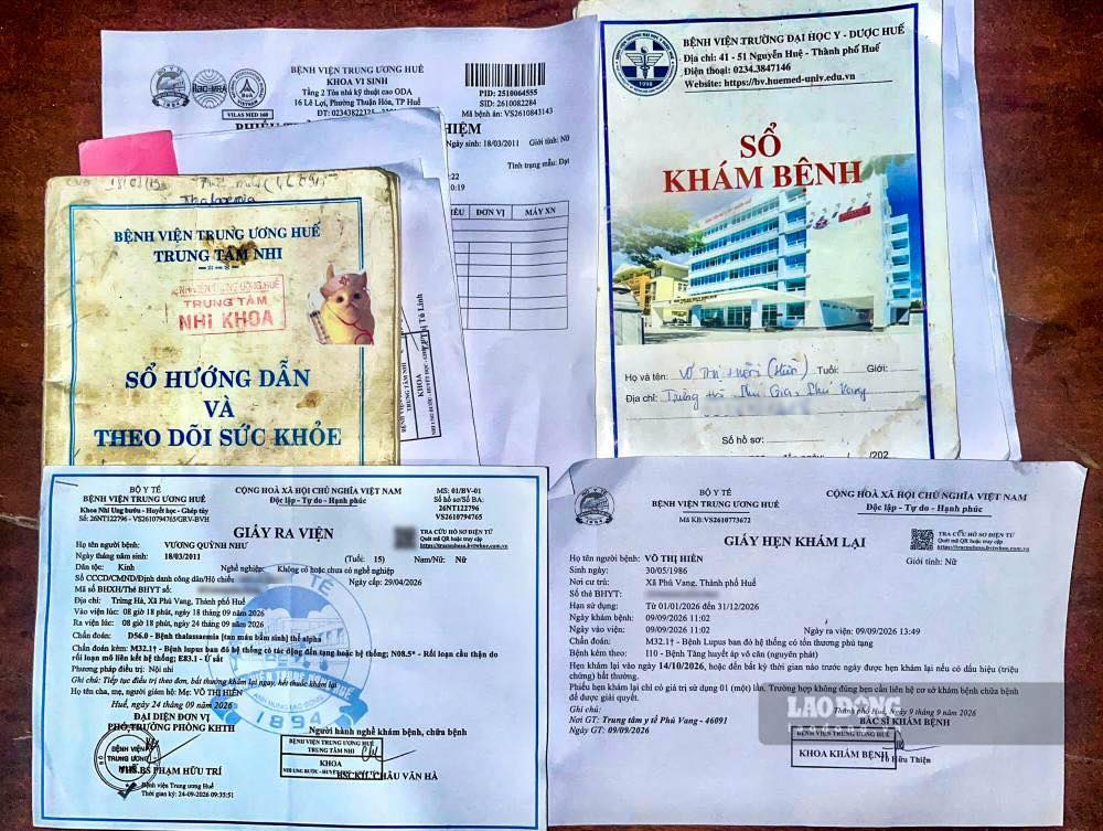 Hồ sơ khám, chữa bệnh của 2 mẹ con chị Như tại Bệnh viện Trung ương Huế  (ảnh chụp ngày 9.10). Ảnh: Phúc Đạt