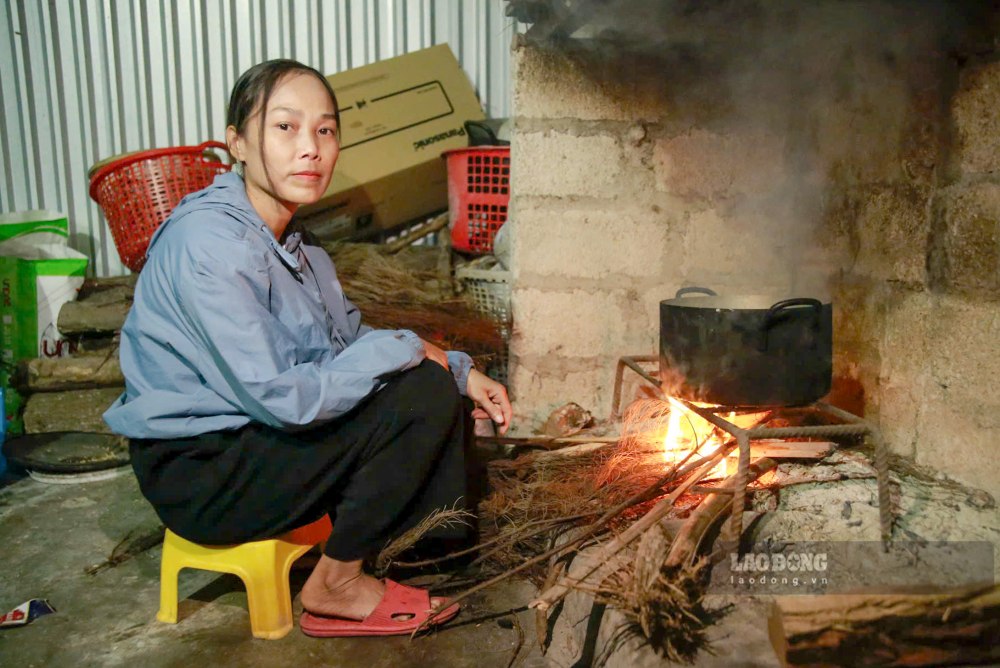 Chị Võ Thị Hiền mắc lupus ban đỏ, trong khi thu nhập gia đình hạn hẹp và phải dành nhiều khoản chi phí chữa bệnh cho hai mẹ con (ảnh chụp ngày 11.10). Ảnh: Phúc Đạt