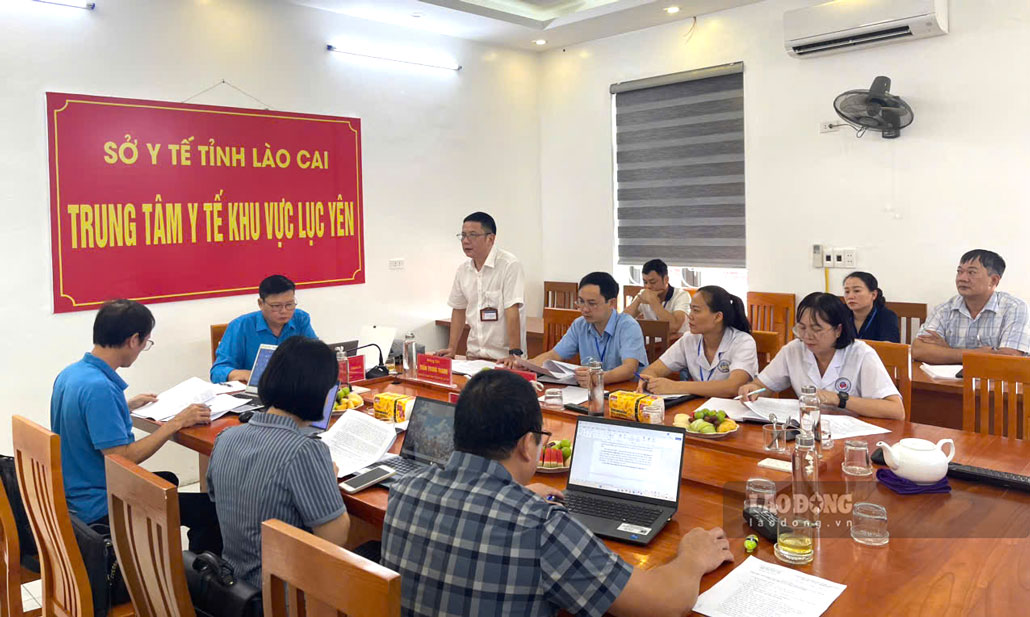 Giám sát tại Trung tâm Y tế Lục Yên. Ảnh: Kim Tuyến