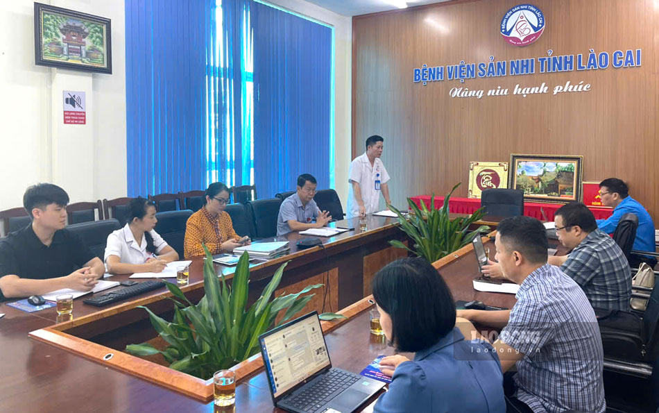 Giám sát tại Bệnh viện Sản - Nhi tỉnh Lào Cai. Ảnh: Kim Tuyến
