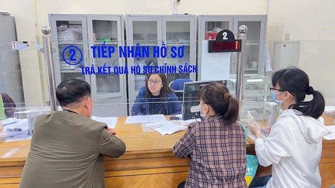 Cán bộ BHXH Việt Nam tư vấn cho người lao động về thủ tục nhận lương hưu. Ảnh: Hà Anh
