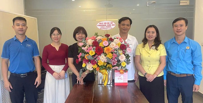 Công đoàn phường Hội An, Đà Nẵng thăm, chúc mừng doanh nghiệp trên địa bàn nhân Ngày Doanh nhân Việt Nam 13.10. Ảnh: Công đoàn Hội An