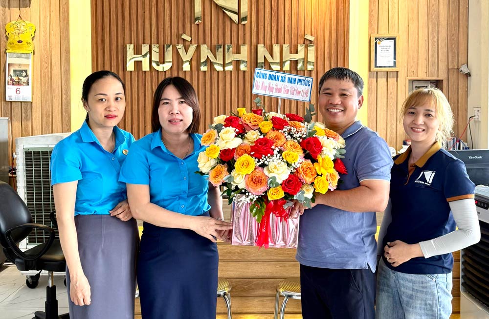 Công đoàn xã Nam Phước, Đà Nẵng thăm, chúc mừng các doanh nghiệp trên địa bàn 3 xã