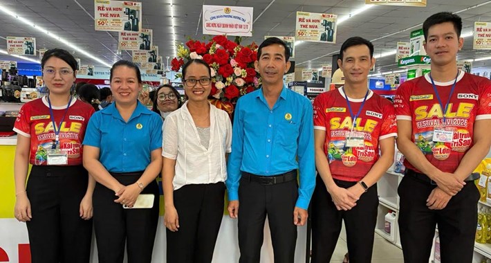 Công đoàn phường Hương Trà, Đà Nẵng thăm và chúc mừng các doanh nghiệp nhân Ngày Doanh nhân Việt Nam. Ảnh: Công đoàn Hương Trà
