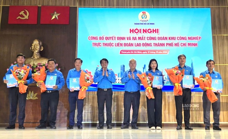 Lãnh đạo LĐLĐ TPHCM tặng hoa chúc mừng chủ tịch 6 công đoàn khu công nghiệp tại TPHCM. Ảnh: Nam Dương