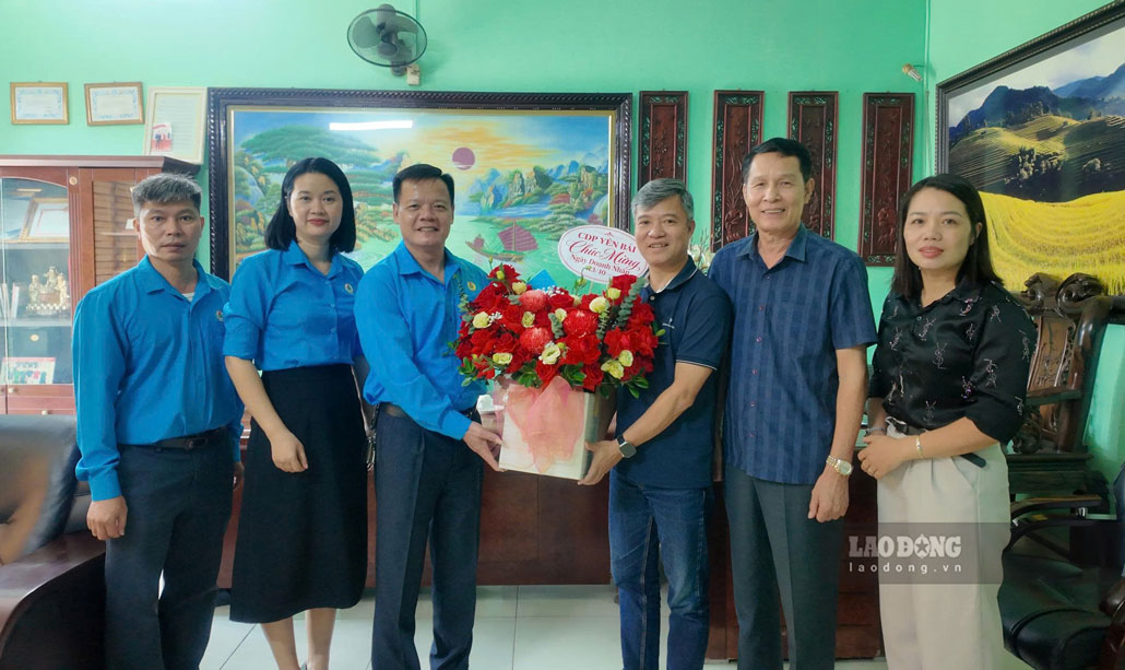 LĐLĐ tỉnh Lào Cai và Công đoàn phường Yên Bái chúc mừng các đơn vị, doanh nghiệp. Ảnh: Thanh Hoa
