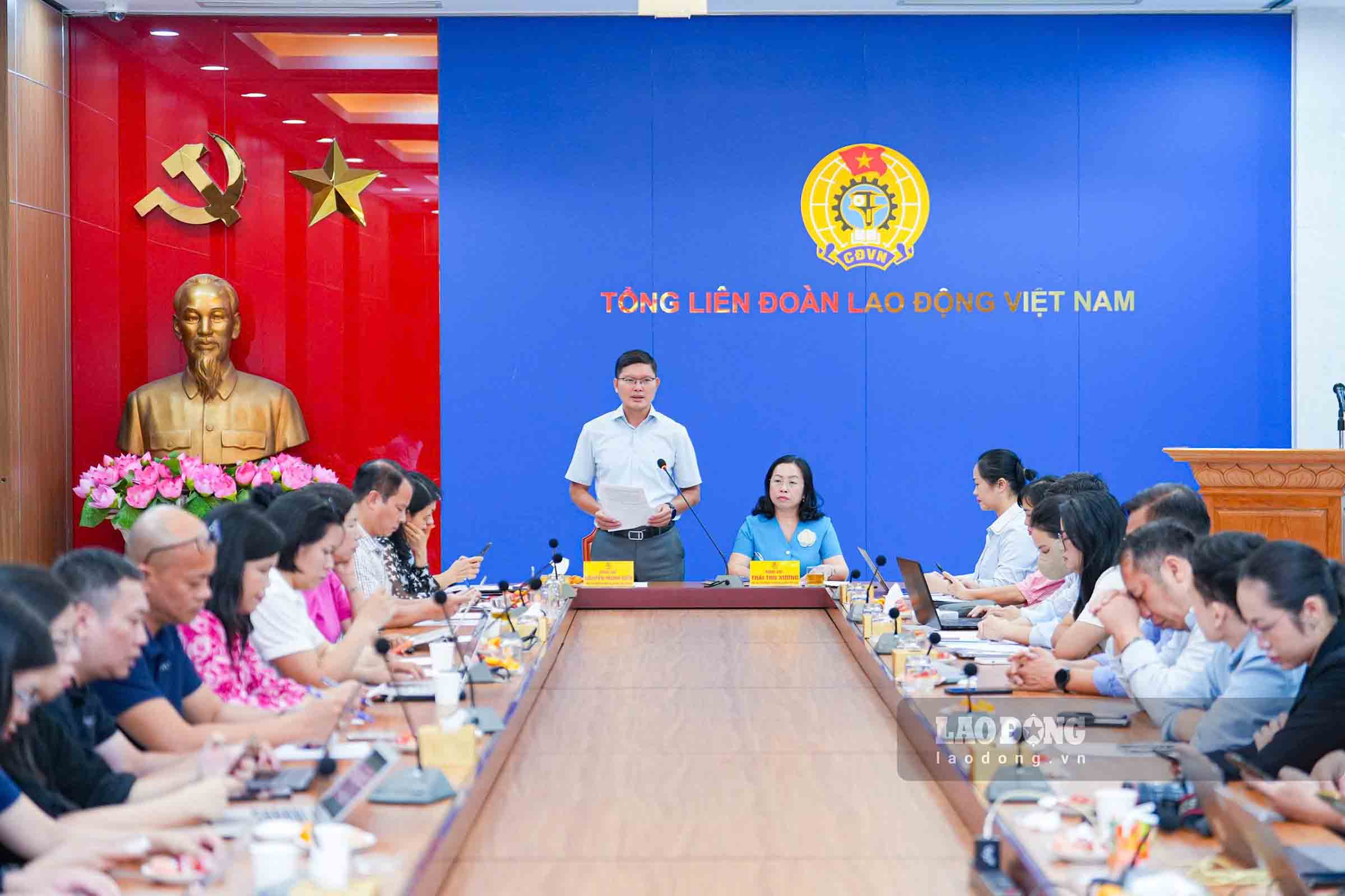 Ông Nguyễn Mạnh Kiên - Ủy viên Ban Thường vụ, Phó ban Quan hệ lao động Tổng LĐLĐVN phát biểu tại hội nghị. Ảnh: Hữu Chánh