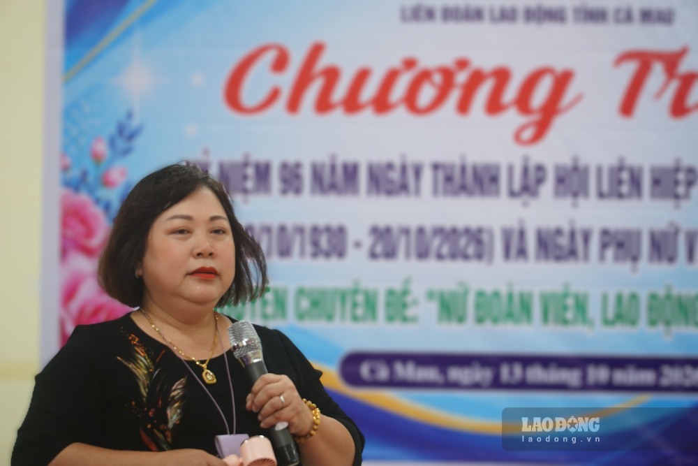 BS chuyên khoa II Dương Kim Ngân, Trưởng khoa Sức khoẻ sinh sản, Trung tâm Kiểm soát bệnh tật tỉnh Cà Mau tư vấn về sức khoẻ cho nữ công nhân (ảnh chụp ngày 13.10.2026). Ảnh: Nhật Hồ.