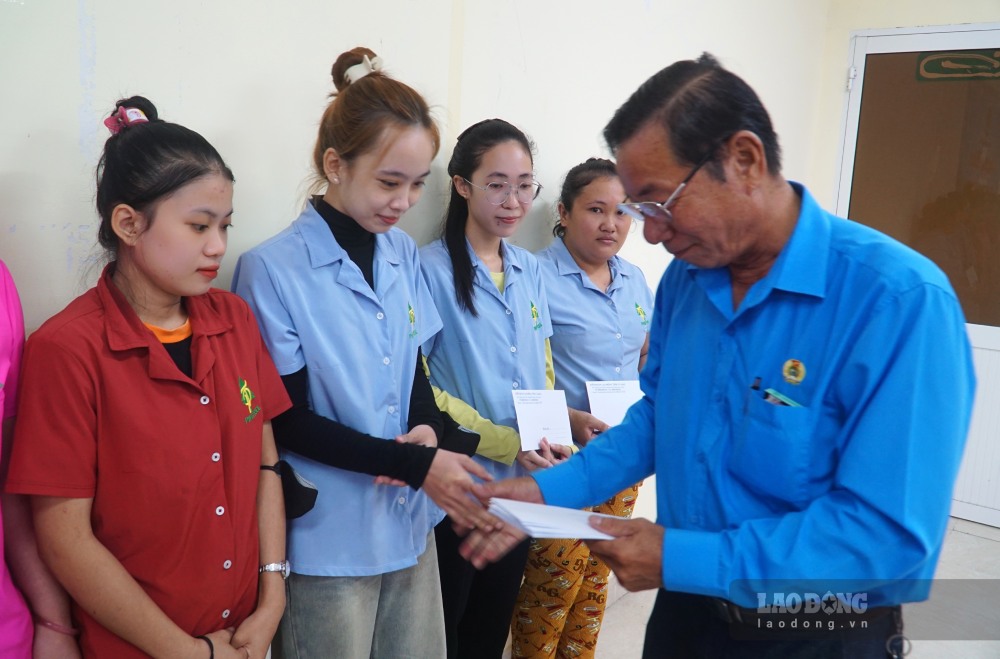Chủ tịch Công đoàn xã Vĩnh Lợi Ngô Việt Trung tặng quà cho công nhân có hoàn cảnh khó khăn tại chương trình (ảnh chụp ngày 13.10.2026). Ảnh: Nhật Hồ.