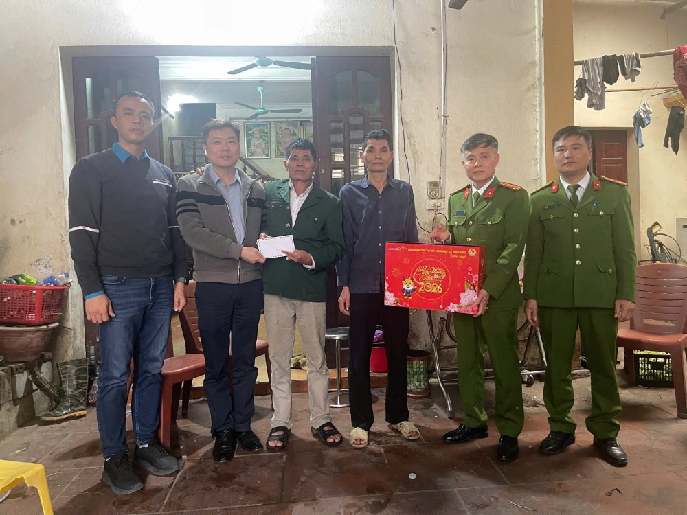 Lãnh đạo và Công đoàn Luxshare-ICT (Vân Trung, Bắc Ninh) phối hợp cùng lực lượng Công an thăm và tặng quà các gia đình chính sách, người có công với cách mạng trên địa bàn dịp Tết Nguyên đán 2026.Ảnh: Công đoàn Công ty