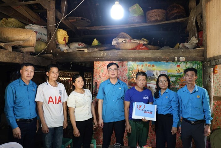 Ngày 10.4.2026, đoàn công tác của Liên đoàn Lao động tỉnh Bắc Ninh thăm hỏi, động viên và trao hỗ trợ cho thân nhân đoàn viên Lục Văn Thuận. Ảnh: QUYẾT CHIẾN