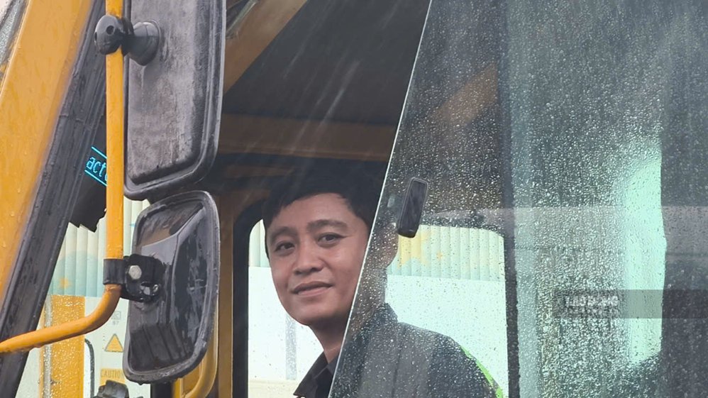 Anh Võ Tấn Lượng - công nhân Tổ Cơ giới, Xí nghiệp Cảng Tiên Sa, Cảng Đà Nẵng. Ảnh: TƯỜNG  MINH 