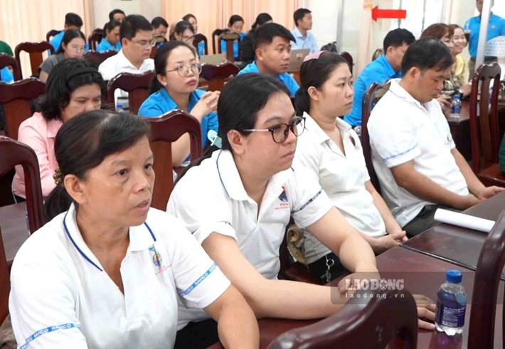 Miembros del sindicato y trabajadores de Can Tho participan en la conferencia de contacto con los votantes. Foto: Ta Quang