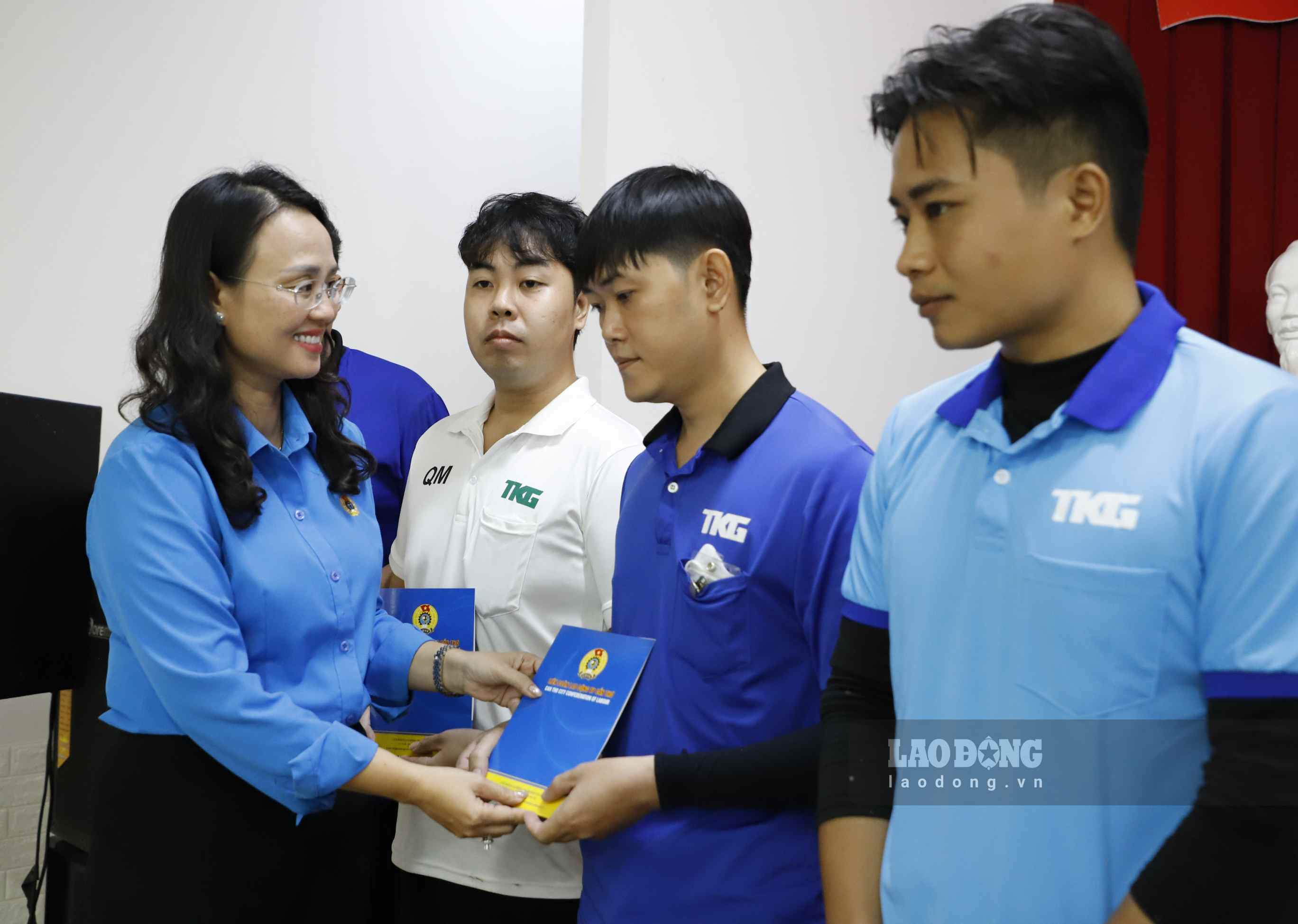 Chủ tịch LĐLĐ TP Cần Thơ Lê Thị Sương Mai trao quà cho đoàn viên, người lao động. Ảnh: Tạ Quang (chụp ngày 13.10.2026)
