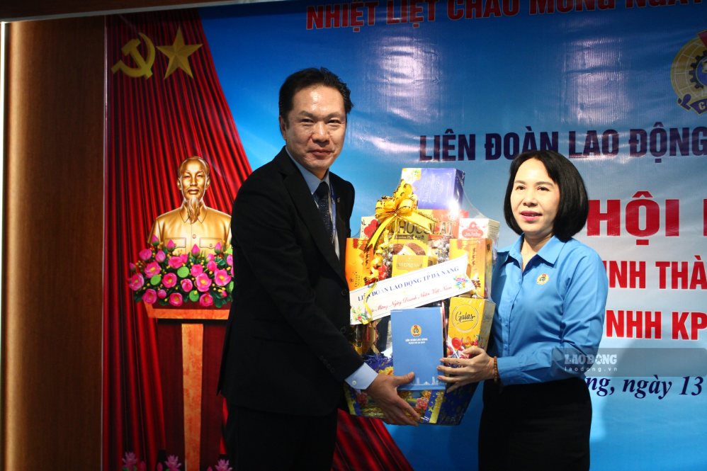 Liên đoàn Lao động TP Đà Nẵng trao quà chúc mừng doanh nghiệp nhân Ngày Doanh nhân Việt Nam 13.10. Ảnh: Thanh Huyền
