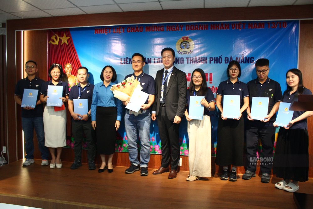 Liên đoàn Lao động TP Đà Nẵng công bố quyết định thành lập Công đoàn cơ sở Công ty TNHH KP Aerospace Vietnam. Ảnh: Thanh Huyền